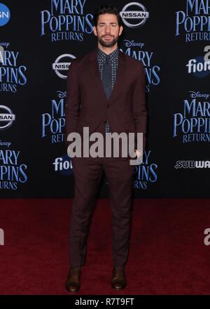 HOLLYWOOD, Los Angeles, CA, USA - 29. NOVEMBER: Schauspieler John Krasinski Prada tragen kommt bei der Weltpremiere von Disney's 'Mary Poppins gibt 'am El Capitan Theatre am November 29, 2018 in Hollywood, Los Angeles, Kalifornien, Vereinigte Staaten. (Foto von David Acosta/Image Press Agency) Stockfoto