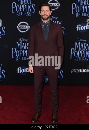 HOLLYWOOD, Los Angeles, CA, USA - 29. NOVEMBER: Schauspieler John Krasinski Prada tragen kommt bei der Weltpremiere von Disney's 'Mary Poppins gibt 'am El Capitan Theatre am November 29, 2018 in Hollywood, Los Angeles, Kalifornien, Vereinigte Staaten. (Foto von David Acosta/Image Press Agency) Stockfoto