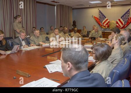 Eine Task Force der US-Marines zusammengestellt vom Assistenten zum Kommandanten des Marine Corps Gen. Glen M. Walters bespricht sozialen Verhaltens der Medien und wie es bezieht sich auf die Marinen, im Pentagon, Arlington, Virginia, 7. April 2017. Stockfoto
