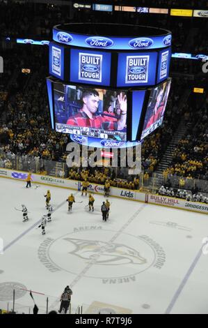 Nicholas Cardullo-Cappell, C Fachbetrieb, 526th Brigade Support Battalion, 2nd Brigade Combat Team, 101. US-Luftlandedivision, winkt der Menschenmenge 25. März 2017, in der Bridgestone Arena in Nashville Predators-Spiel gegen die San Jose Sharks. Cardullo-Cappell, combat Medic war einer der vier Fort Campbell Soldaten, die während der Military Appreciation Week, 20. März bis Samstag geehrt wurden. Stockfoto