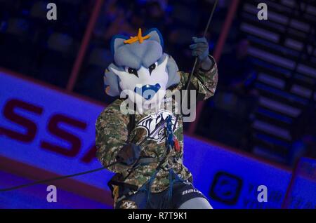Knirschen Sie ein Camouflage Hemd trägt, die Nashville Predators-Maskottchen, seilte von der Spitze der Bridgestone Arena vor dem Spiel 25. März 2017, im Rahmen des Military Appreciation Week. Stockfoto