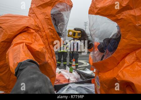 Staff Sgt. Kenneth Williams, rechts, Kontrollen Sgt. Koran Williams, beide mit 21 Waffen der New Jersey National Guard von Mass Destruction-Civil Support Team, für die Verunreinigung bei einer gemeinsamen Übung mit den Mitgliedern der Monmouth County Hazmat Team in Fort Monmouth, New Jersey, April 6, 2017. Das 21 WMD-CST ist eine gemeinsame Einheit aus New Jersey National Guard Soldaten und Piloten, deren Aufgabe es ist, die zivilen Autoritäten durch die Identifizierung von chemischen, biologischen, radiologischen und nuklearen Stoffen entweder in man-made oder Naturkatastrophen. (New Jersey National Guard Stockfoto