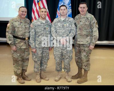 Die Sieger von den 99th World Support Command, Sgt. Curtis Presley, 380 Army Band (Mitte rechts) und SPC. Aaron Chavers, 198Th Army Band (Mitte, links) pose mit Brig. Gen. Jose Burgos, Stellvertretender Kommandierender General (ganz links) und Befehl Sgt. Maj. Arlindo Almeida, (ganz rechts) Command Sergeant Major des 99th World Support Command posieren für ein Foto mit den Gewinnern des Befehls besten Krieger Wettbewerb 2017 in Fort Devens, Massachusetts am 6. April 2017. Von den 11 Wettbewerbern aus den Befehl, diese Soldaten stand heraus unter ihren Kollegen in der Junior angeworben und Noncommissioned Stockfoto