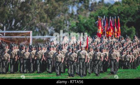 Us-Marines mit 1St Marine Logistics Group März auf Eine Parade Feld während der Entlastung und Termin Zeremonie an Bord Camp Pendleton, Kalifornien, April 7, 2017. Die Zeremonie schloß marschiert der Farben, das Schwert von Office, Präsentation von Sgt. Maj. Troy E.Schwarz seine Auszeichnung und abschließenden Bemerkungen aus den entgegenkommenden und ausgehende Personal. Stockfoto