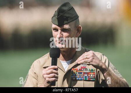 Us Marine Sgt. Maj Troy E.Schwarz Adressen Marines, Segler und Gäste während der 1. MLG Relief und Ernennung Zeremonie an Bord Camp Pendleton, Kalifornien, April 7, 2017. Schwarz sprach über seine Erfahrungen mit dem 1. MLG und bedankte sich bei verschiedenen Personen, die ihn an, wo er heute ist. Schwarz war das 1. MLG Sergeant Major. Stockfoto