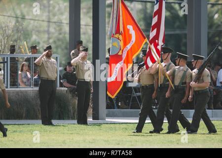 Us Marine Sgts. Maj. Lonnie N. Travis und Troy E.Schwarz salute während der Revue passieren Am 1. MLG Relief und Ernennung Zeremonie an Bord Camp Pendleton, Kalifornien, April 7, 2017. Die Zeremonie schloß marschiert der Farben, das Schwert von Office, Präsentation Schwarz seine Auszeichnung und abschließenden Bemerkungen aus den entgegenkommenden und ausgehende Personal. Travis ist der Gegenverkehr und Schwarz ist das ausgehende 1. MLG Sergeant Major. Stockfoto