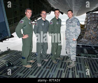 Von links, US Air Force Colonel John Klein, Senior Airman Edward Eva, Flieger 1. Klasse Aaron Walker, und Chief Master Sgt. Steve Nichols, posieren für ein Foto auf der Rückseite einer C-5 M Super Galaxy während der Arbeiten mit Flieger Programm, 7. April 2017. Das Programm sieht die Führung der Interaktion mit Fliegern eine detaillierte Ansicht der Mission bei Travis durchgeführt. Stockfoto