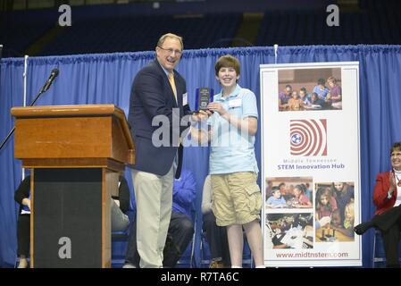 Jimmy watscheln, US-Armee Korps der Ingenieure Nashville Bezirk Engineering und Bau Division Chief, präsentiert eine Auszeichnung Carson Fisher, 7th Grade Student aus Robert E. Ellis der mittleren Schule in Hendersonville, Tennessee, in der Wissenschaft, Technologie, Ingenieurwesen und Mathematik Expo an der Tennessee State University Gentry Mitte April 6, 2017. Er war mit einem Glas Trophäe und Zertifikat für sein Projekt vorgestellt, ein Selbst - steigende Deich System. Stockfoto