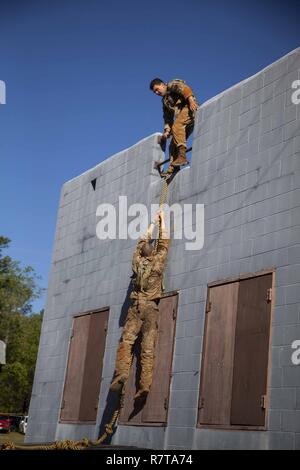 U.S. Army Rangers 1 Leutnant Tyler Britt und Sgt. 1. Klasse Adam Maliszewski, in die 3.Kavallerie Regiment zugeordnet, konkurrieren in der Urban Assault Kurs während der besten Ranger Wettbewerb 2017 in Fort Benning, Ga, April 7, 2017. Die 34. jährliche David E. Grange jr. Am besten Ranger Wettbewerb 2017 ist eine dreitägige Veranstaltung, bestehend aus Herausforderungen Wettbewerber des körperlichen, geistigen und technischen Fähigkeiten. Stockfoto