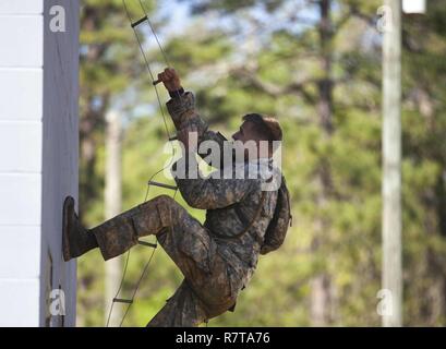 U.S. Army Ranger Staff Sgt. Zachary Adkins, in die Luft und Ranger Training Feuerwehr zugeordnet, klettert eine Strickleiter beim Konkurrieren in der Urban Assault Kurs während der besten Ranger Wettbewerb 2017 in Fort Benning, Ga, April 7, 2017. Die 34. jährliche David E. Grange jr. Am besten Ranger Wettbewerb 2017 ist eine dreitägige Veranstaltung, bestehend aus Herausforderungen Wettbewerber des körperlichen, geistigen und technischen Fähigkeiten. Stockfoto