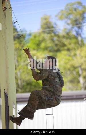 U.S. Army Ranger 1 Leutnant Nathan Edgar, 1 Infanterie Division, klettert eine Strickleiter beim Konkurrieren in der Urban Assault Kurs während der besten Ranger Wettbewerb 2017 in Fort Benning, Ga, April 7, 2017. Die 34. jährliche David E. Grange jr. Am besten Ranger Wettbewerb 2017 ist eine dreitägige Veranstaltung, bestehend aus Herausforderungen Wettbewerber des körperlichen, geistigen und technischen Fähigkeiten. Stockfoto