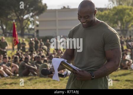 Us Marine Corps 1. Sgt. Korey O. Wright, erster Sergeant, Sitz und Service Firma, Sitz und Unterstützung Bataillon, Marine Corps Installationen West, Marine Corps Base Camp Pendleton Adressen das Unternehmen in Camp Pendleton, Kalifornien, April 7, 2017. Stockfoto