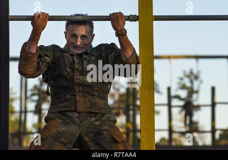 Us-Armee Sgt. Tyler Schmirgel, einer 1St Infantry Division Ranger, führt einen Pull-up während der besten Ranger Wettbewerb 2017 in Fort Benning, Ga, April 7, 2017. Die 34. jährliche David E. Grange jr. Am besten Ranger Wettbewerb 2017 ist eine dreitägige Veranstaltung, bestehend aus Herausforderungen Wettbewerber des körperlichen, geistigen und technischen Fähigkeiten. Stockfoto