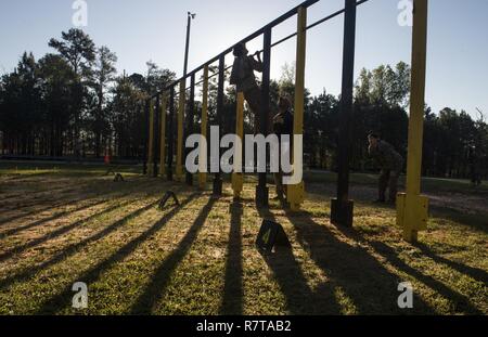 Ein U.S. Army Ranger führt Pull-ups während der besten Ranger Wettbewerb 2017 in Fort Benning, Ga, April 7, 2017. Die 34. jährliche David E. Grange jr. Am besten Ranger Wettbewerb 2017 ist eine dreitägige Veranstaltung, bestehend aus Herausforderungen Wettbewerber des körperlichen, geistigen und technischen Fähigkeiten. Stockfoto