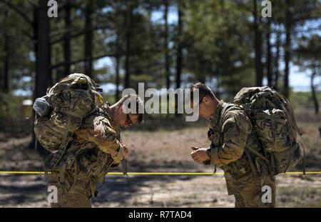 U.S. Army Staff Sgt. Daniel Prinz und Staff Sgt. Mitchell Mancine, 75th Ranger Regiment Förster, bereiten sie ihren Gang für einen Ruck und gewichteten Wurf tragen während der besten Ranger Wettbewerb 2017 in Fort Benning, Ga, April 7, 2017. Die 34. jährliche David E. Grange jr. Am besten Ranger Wettbewerb 2017 ist eine dreitägige Veranstaltung, bestehend aus Herausforderungen Wettbewerber des körperlichen, geistigen und technischen Fähigkeiten. Stockfoto