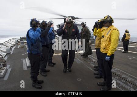 Pazifik (3. April 2017) Segler machen Ehren zu Kapitän Douglas Kunzman, Commander, Destroyer Squadron 9, als er an Bord der Arleigh Burke kommt-Zerstörer USS Howard (DDG83). Howard ist derzeit die Durchführung einer Composite Trainingsgerät Übung (COMPTUEX) mit der nimitz Carrier Strike Group in Vorbereitung für eine bevorstehende Bereitstellung. COMPTUEX Tests die Mission die Bereitschaft der Aktiven der Streik Gruppe durch simulierte Szenarien und ihre Fähigkeit als integrierte Einheit durchzuführen. Stockfoto