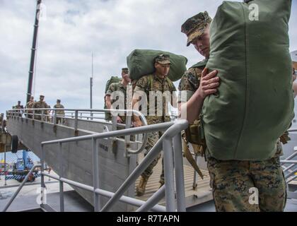 Weißer Strand, Okinawa (6. April 2017) Marines, bis 31 Marine Expeditionary Unit, steigen die Amphibisches Schiff USS BONHOMME RICHARD (LHD6) während pier Seite am weißen Strand Marinestützpunkt. Bonhomme Richard, dem Flaggschiff der Bonhomme Richard Amphibious Ready Gruppe auf eine Patrouille, die in der Indo-Asia - Pazifik Region warfighting Bereitschaft und Haltung als ready-Response Force für jede Art der Kontingenz zu verbessern. Stockfoto