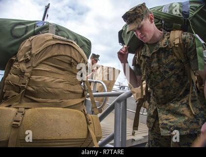 Weißer Strand, Okinawa (6. April 2017) Marines, bis 31 Marine Expeditionary Unit, steigen die Amphibisches Schiff USS BONHOMME RICHARD (LHD6) während pier Seite am weißen Strand Marinestützpunkt. Bonhomme Richard, dem Flaggschiff der Bonhomme Richard Amphibious Ready Gruppe auf eine Patrouille, die in der Indo-Asia - Pazifik Region warfighting Bereitschaft und Haltung als ready-Response Force für jede Art der Kontingenz zu verbessern. Stockfoto