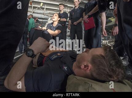 Arabischen Golf (2. April 2017) Segler teilnehmen in einer medizinischen Ausbildung Bohrer an Bord der Flugzeugträger USS George H.W. Bush (CVN 77) (GHWB). GHWB ist in den USA der 5. Flotte Bereich für Maßnahmen zur Erhöhung der Sicherheit des Seeverkehrs auf die Verbündeten und Partnern zu beruhigen bereitgestellt, und der Freiheit der Schiffahrt und des freien Handels in der Region erhalten. Stockfoto