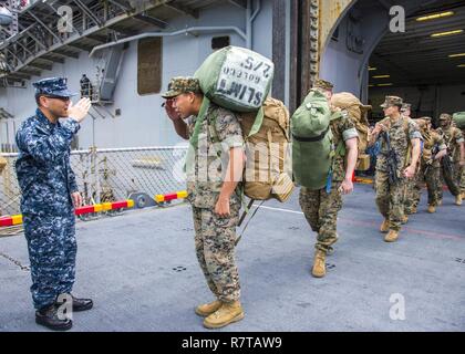 Weißer Strand, Okinawa (6. April 2017) Marines, bis 31 Marine Expeditionary Unit, steigen die Amphibisches Schiff USS BONHOMME RICHARD (LHD6) während pier Seite am weißen Strand Marinestützpunkt. Bonhomme Richard, dem Flaggschiff der Bonhomme Richard Amphibious Ready Gruppe auf eine Patrouille, die in der Indo-Asia - Pazifik Region warfighting Bereitschaft und Haltung als ready-Response Force für jede Art der Kontingenz zu verbessern. Stockfoto