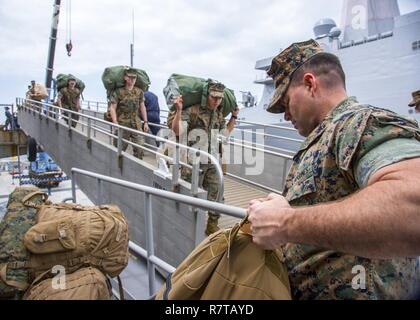 Weißer Strand, Okinawa (6. April 2017) Marines, bis 31 Marine Expeditionary Unit, steigen die Amphibisches Schiff USS BONHOMME RICHARD (LHD6) während pier Seite am weißen Strand Marinestützpunkt. Bonhomme Richard, dem Flaggschiff der Bonhomme Richard Amphibious Ready Gruppe auf eine Patrouille, die in der Indo-Asia - Pazifik Region warfighting Bereitschaft und Haltung als ready-Response Force für jede Art der Kontingenz zu verbessern. Stockfoto