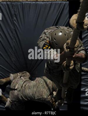 U.S. Army Rangers aus dem 7 Infanterie Division Aufstieg ein Seil an einem Hindernis Kurs während der besten Ranger Wettbewerb 2017 an Ft. Benning, Ga, April 8, 2017. Die 34. jährliche David E. Grange jr. Am besten Ranger Wettbewerb 2017 ist eine dreitägige Veranstaltung, bestehend aus Herausforderungen Wettbewerber des körperlichen, geistigen und technischen Fähigkeiten. Stockfoto
