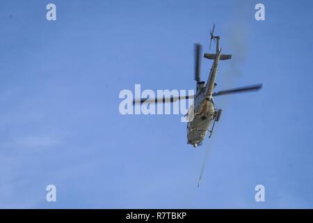 Ein U.S. Marine Corps UH-1Y Venom zugeordnet Marine Aviation Waffen und Taktiken Squadron (MAWTS-1) greift Ziele während eines Urban Close Air Support (UCAS) Übung als Teil der Waffen und Taktiken Instructor Kurs (WTI) 2-17 an Yodaville, Ariz., 7. April 2017. Die ucas Übung wurde entwickelt, um auf spezifische Beschäftigung Tactical Air und Rotary Wing offensive Air Support aviation Assets zu konzentrieren, um den Boden zu bekämpfen Schema der Manöver zu unterstützen. WTI ist ein sieben-wöchigen Schulungsveranstaltung durch MAWTS-1 Kader, die betont die operative Integration der sechs Funktionen der Marine Corp gehostet Stockfoto