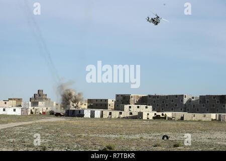 Ein U.S. Marine Corps UH-1Y Venom zugeordnet Marine Aviation Waffen und Taktiken Squadron (MAWTS-1) greift Ziele während eines Urban Close Air Support (UCAS) Übung als Teil der Waffen und Taktiken Instructor Kurs (WTI) 2-17 an Yodaville, Ariz., 7. April 2017. Die ucas Übung wurde entwickelt, um auf spezifische Beschäftigung Tactical Air und Rotary Wing offensive Air Support aviation Assets zu konzentrieren, um den Boden zu bekämpfen Schema der Manöver zu unterstützen. WTI ist ein sieben-wöchigen Schulungsveranstaltung durch MAWTS-1 Kader, die betont die operative Integration der sechs Funktionen der Marine Corp gehostet Stockfoto