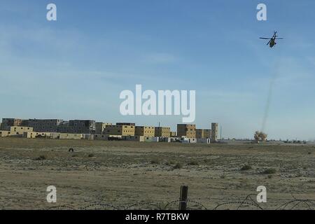 Ein U.S. Marine Corps UH-1Y Venom zugeordnet Marine Aviation Waffen und Taktiken Squadron (MAWTS-1) greift Ziele während eines Urban Close Air Support (UCAS) Übung als Teil der Waffen und Taktiken Instructor Kurs (WTI) 2-17 an Yodaville, Ariz., 7. April 2017. Die ucas Übung wurde entwickelt, um auf spezifische Beschäftigung Tactical Air und Rotary Wing offensive Air Support aviation Assets zu konzentrieren, um den Boden zu bekämpfen Schema der Manöver zu unterstützen. WTI ist ein sieben-wöchigen Schulungsveranstaltung durch MAWTS-1 Kader, die betont die operative Integration der sechs Funktionen der Marine Corp gehostet Stockfoto