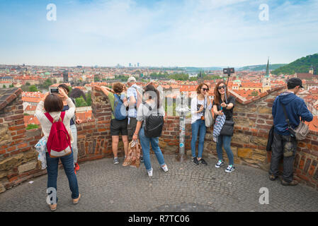 Touristen Selfie, Ansicht von Touristen, die Fotos von einer Terrasse auf der Prager Burggartenmauer im Stadtteil Hrad, Prag, Tschechische Republik. Stockfoto