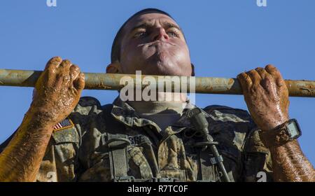 U.S. Army Ranger SPC. Michael Dobre, von der US-Armee in Alaska, führt Pull-ups an der Malvesti Hindernis Kurs während der 34. jährlichen David E. Grange jr. Am besten Ranger Wettbewerb an Ft. Benning, Ga., Nov. 7, 2017. Die besten Ranger Wettbewerb ist eine dreitägige Veranstaltung, bestehend aus Herausforderungen Wettbewerber des körperlichen, geistigen und technischen Fähigkeiten, sowie zu Orten, an denen das Militär die besten Zwei-mann Ranger Teams gegeneinander um den Titel des besten Ranger zu konkurrieren. Stockfoto