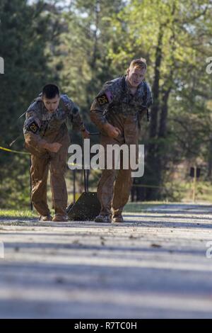 U.S. Army Rangers 1 Leutnant Joseph Jeon und 1 Leutnant Stephen Snyder, aus dem 3 Infanterie Division, ziehen Sie einen Wurf an der Malvesti Hindernis Kurs während der 34. jährlichen David E. Grange jr. Am besten Ranger Wettbewerb an Ft. Benning, Ga., Nov. 7, 2017. Die besten Ranger Wettbewerb ist eine dreitägige Veranstaltung, bestehend aus Herausforderungen Wettbewerber des körperlichen, geistigen und technischen Fähigkeiten, sowie zu Orten, an denen das Militär die besten Zwei-mann Ranger Teams gegeneinander um den Titel des besten Ranger zu konkurrieren. Stockfoto