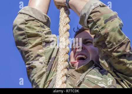 U.S. Army Ranger Kapitän Erick können den Heuvel, von Ft. Jackson, S.C., klettert ein Seil an der Malvesti Hindernis Kurs während der 34. jährlichen David E. Grange jr. Am besten Ranger Wettbewerb an Ft. Benning, Ga., Nov. 7, 2017. Die besten Ranger Wettbewerb ist eine dreitägige Veranstaltung, bestehend aus Herausforderungen Wettbewerber des körperlichen, geistigen und technischen Fähigkeiten, sowie zu Orten, an denen das Militär die besten Zwei-mann Ranger Teams gegeneinander um den Titel des besten Ranger zu konkurrieren. Stockfoto