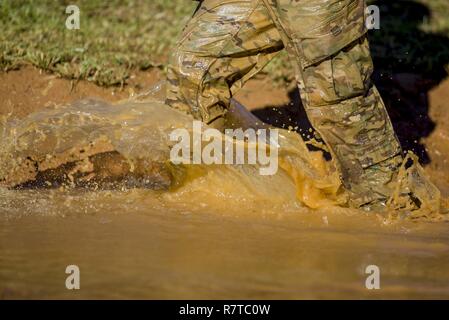 Ein U.S. Army Ranger Manöver durch die Malvesti Hindernis Kurs während der 34. jährlichen David E. Grange jr. Am besten Ranger Wettbewerb an Ft. Benning, Ga., Nov. 7, 2017. Die besten Ranger Wettbewerb ist eine dreitägige Veranstaltung, bestehend aus Herausforderungen Wettbewerber des körperlichen, geistigen und technischen Fähigkeiten, sowie zu Orten, an denen das Militär die besten Zwei-mann Ranger Teams gegeneinander um den Titel des besten Ranger zu konkurrieren. Stockfoto