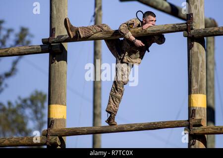 U.S. Army Ranger 1 Leutnant James Atkins, von der 1. Gepanzerten Division, Versuche, ein Hindernis bei der Malvesti Hindernis Kurs während der 34. jährlichen David E. Grange jr. Am besten Ranger Wettbewerb an Ft. Benning, Ga., Nov. 7, 2017. Die besten Ranger Wettbewerb ist eine dreitägige Veranstaltung, bestehend aus Herausforderungen Wettbewerber des körperlichen, geistigen und technischen Fähigkeiten, sowie zu Orten, an denen das Militär die besten Zwei-mann Ranger Teams gegeneinander um den Titel des besten Ranger zu konkurrieren. Stockfoto