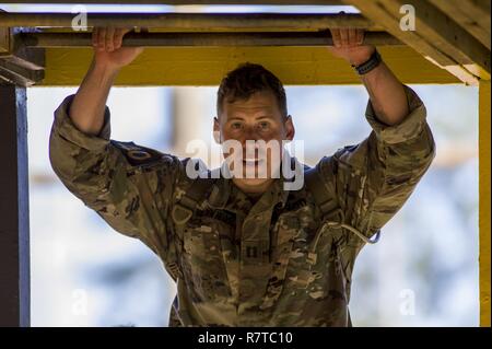 U.S. Army Ranger Kapitän Erick können den Heuvel, von Ft. Jackson, S.C., kreuzt ein Hindernis an der Malvesti Hindernis Kurs während der 34. jährlichen David E. Grange jr. Am besten Ranger Wettbewerb an Ft. Benning, Ga., Nov. 7, 2017. Die besten Ranger Wettbewerb ist eine dreitägige Veranstaltung, bestehend aus Herausforderungen Wettbewerber des körperlichen, geistigen und technischen Fähigkeiten, sowie zu Orten, an denen das Militär die besten Zwei-mann Ranger Teams gegeneinander um den Titel des besten Ranger zu konkurrieren. Stockfoto