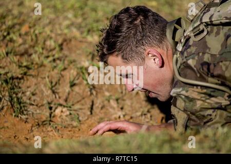 U.S. Army Ranger Kapitän Erick können den Heuvel, von Ft. Jackson, S.C., niedrig - kriecht durch die Gräben am Malvesti Hindernis Kurs während der 34. jährlichen David E. Grange jr. Am besten Ranger Wettbewerb an Ft. Benning, Ga., Nov. 7, 2017. Die besten Ranger Wettbewerb ist eine dreitägige Veranstaltung, bestehend aus Herausforderungen Wettbewerber des körperlichen, geistigen und technischen Fähigkeiten, sowie zu Orten, an denen das Militär die besten Zwei-mann Ranger Teams gegeneinander um den Titel des besten Ranger zu konkurrieren. Stockfoto