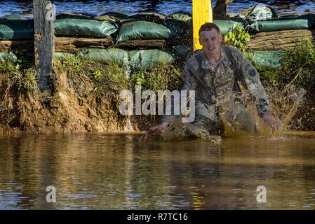 U.S. Army Ranger Sgt. Steven Hill, von der US-Armee in Alaska, in eine Wasser Hindernis im Malvesti Hindernis Kurs während der 34. jährlichen David E. Grange jr. Am besten Ranger Wettbewerb an Ft. Benning, Ga., Nov. 7, 2017. Die besten Ranger Wettbewerb ist eine dreitägige Veranstaltung, bestehend aus Herausforderungen Wettbewerber des körperlichen, geistigen und technischen Fähigkeiten, sowie zu Orten, an denen das Militär die besten Zwei-mann Ranger Teams gegeneinander um den Titel des besten Ranger zu konkurrieren. Stockfoto