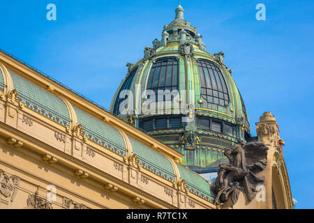 Prager Jugendstil, Blick auf das große Kuppel auf dem Dach des Art nouveau Stil Obecni Dum (Gemeindehaus) Gebäude in Prag, Tschechische Republik Stockfoto