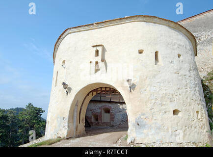 Das Haupttor der Rasnov Zitadelle oder Rosenauer Burg, Rasnov, Braşov County, Siebenbürgen, Rumänien Stockfoto