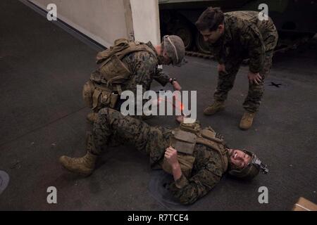 Marines mit Echo Company, Bataillon Landung Team, 2nd Battalion, 5th Marine Regiment, Durchführung von Abschlussprüfungen für eine Combat Life Saver Klasse an Bord der USS Green Bay LPD (20), am Meer, Jan. 31, 2017. Die Marines sind derzeit auf Patrouille als Bodenkampf Element für die 31 MEU. Wie das Marine Corps' nur kontinuierlich vorwärts - bereitgestellt, Luft - Boden - die 31 Marine Expeditionary Unit Logistik Team bietet eine flexible Kraft, bereit, eine breite Palette von militärischen Operationen auszuführen, von begrenzt zur Bekämpfung der humanitären Hilfsmaßnahmen, der gesamten Indo-Asia-Pazifik-Region. Stockfoto