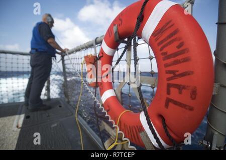 SOUTH CHINA SEA (27. März 2017) Seaman Matt Johnson, von Santa Barbara, Kalifornien, steht aft Lookout auf dem Flugdeck der Arleigh-Burke-Klasse geführte Anti-raketen-Zerstörer USS Michael Murphy (DDG112). Michael Murphy wird in regelmäßigen Western Pacific Bereitstellung mit der Carl Vinson Carrier Strike Group als Teil der US-Pazifikflotte-Initiative die Befehls- und Steuerfunktionen der USA 3 Flotte zu erweitern. Us Navy Flugzeugträger Streik Gruppen haben die Indo-Asia - Pazifik regelmäßig und routinemäßig Seit mehr als 70 Jahren patrouillierte. Stockfoto