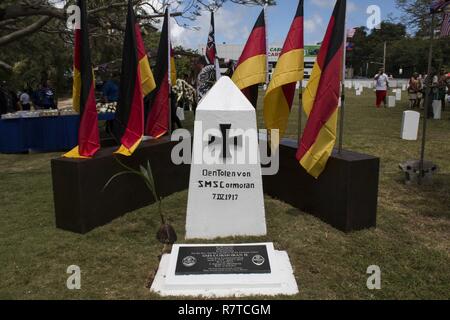 HAGÅTÑA, Guam (7. April 2017) - - die Gedenkstätte an der U.S. Naval Friedhof, Hagatna, Guam, ehrt die sieben deutsche Matrosen in der Untergang der SMS Cormoran verloren und würdigt den SMS Cormoran im 100. Jahr nach der Versenkung in Apra Harbor. Stockfoto