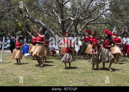 HAGÅTÑA, Guam (7. April 2017) - eine lokale Chamorro Dance Group führt eine "Gnade" auf der Gedenkveranstaltung in der US Naval Friedhof, Hagåtña, Guam, für die sieben deutschen Segler aus dem Untergang der SMS Cormoran verloren vor 100 Jahren. Stockfoto