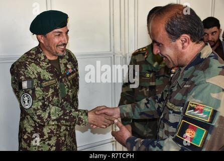 Leutnant Oberst Ahmad Shah Bakhshi, der neu ernannte Chef der Intel Security ist nach einem Status-Update treffen in Kabul National Military Hospital in Kabul, Afghanistan, 8. April gratulierte. Stockfoto