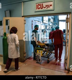 Kabul National Military Hospital Ärzte und Krankenschwestern bringen kritisch verletzte Afghan National Army Soldat auf der Intensivstation, lebensrettende Versorgung, Kabul, Afghanistan, April 1 zu initiieren. Kabul-Krankenhaus betriebsfähig bleibt und weiterhin für die Sicherheit und die Sicherheit der Patienten gleichzeitig lebensrettende medizinische Behandlung. Entschiedene Unterstützung ist bestrebt, unsere afghanischen Partner bei der Restaurierung und Erneuerung der Krankenhaus-Einrichtung und Möglichkeiten, das Vertrauen der Patienten und ihrer Familien in die qualitativ hochwertige Versorgung in ihrer Zeit der Notwendigkeit. Stockfoto