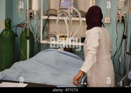 Kabul National Military Hospital Krankenschwester kümmert sich um kritisch verletzte Afghan National Army Soldat auf der Intensivstation in Kabul, Afghanistan, April 1. Kabul-Krankenhaus betriebsfähig bleibt und weiterhin für die Sicherheit und die Sicherheit der Patienten gleichzeitig lebensrettende medizinische Behandlung. Entschiedene Unterstützung ist bestrebt, unsere afghanischen Partner bei der Restaurierung und Erneuerung der Krankenhaus-Einrichtung und Möglichkeiten, das Vertrauen der Patienten und ihrer Familien in die qualitativ hochwertige Versorgung in ihrer Zeit der Notwendigkeit. Stockfoto