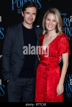 HOLLYWOOD, Los Angeles, CA, USA - 29. NOVEMBER: Topher Grace, Ashley Hinshaw am Los Angeles Premiere von Disney's 'Mary Poppins gibt 'am El Capitan Theatre am November 29, 2018 in Hollywood, Los Angeles, Kalifornien, Vereinigte Staaten. (Foto durch Image Press Agency) Stockfoto