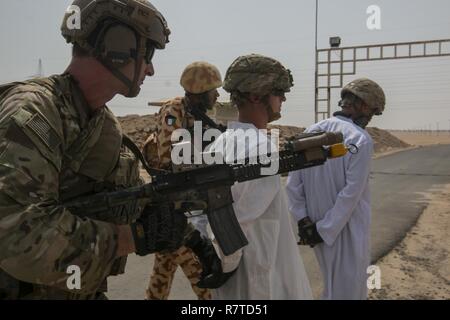 Ein Team von multinationalen Special Operations Forces führt die gegnerische Streitmacht entfernt. Soldaten von Unternehmen B, 3rd Battalion, 8th Cavalry Regiment, 3 Armord Brigade Combat Team, 1.Kavallerie Division spielte die gegnerische Streitmacht für eine gemeinsame Übung zwischen US Special Operations Forces und SOF Elemente aus Katar, Kuwait, Saudi-Arabien und den Vereinigten Arabischen Emiraten. Stockfoto