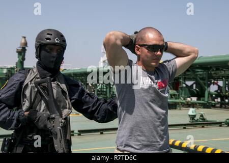 Mitglied eines Teams von Special Operations Forces begreift eine mutmaßliche "Terroristen" an Bord ein Öltankschiff, das während einer Übung in Kuwait. Soldaten von Unternehmen B, 3rd Battalion, 8th Cavalry Regiment, 3. gepanzerte Brigade Combat Team, 1.Kavallerie Division spielte die gegnerische Streitmacht für eine gemeinsame Übung, namens Eagle lösen, zwischen US Special Operations Forces und SOF Elemente aus Katar, Kuwait, Saudi-Arabien und den Vereinigten Arabischen Emiraten. Stockfoto